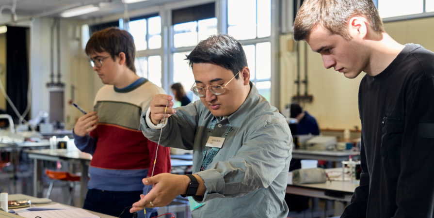 Students in the undergradutae lab_ Support Physics