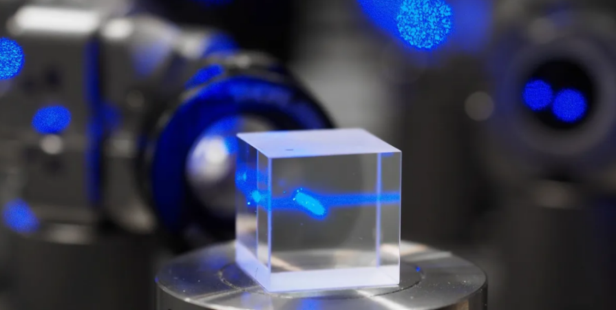 Polarisation of blue laser light being adjusted before cooling atoms to near absolute zero. Credit: Dr Thomas Walker. © Imperial College London.